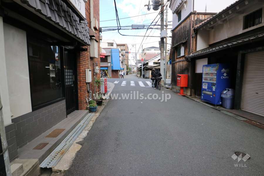 敷地東側の前面道路(旧街道)
