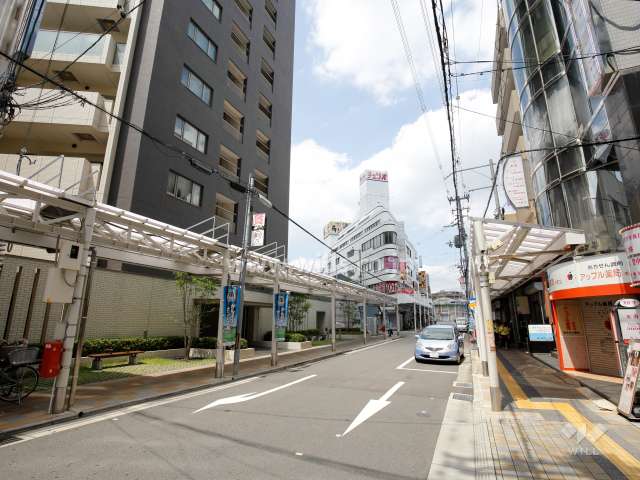 敷地東側の前面道路。商店街になっています。