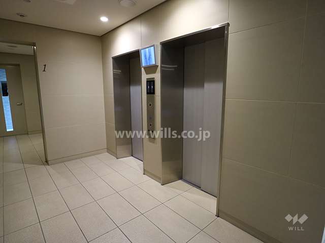 エレベーターはモニター付きです。