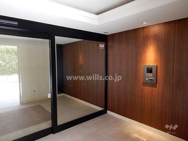 エントランスはオートロック付きです。