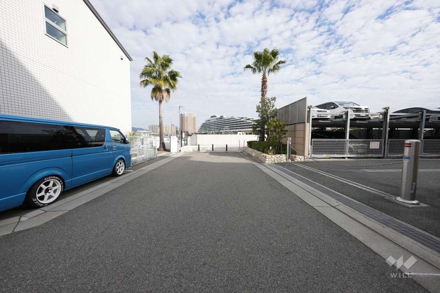 敷地北西側の前面道路（南西側から）