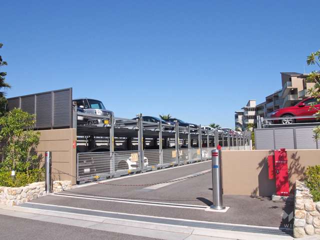 駐車場の出入り口にはロボットゲートが設置されています。