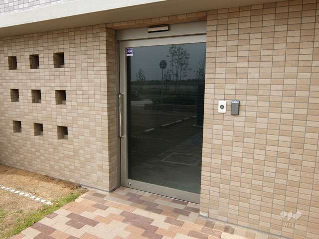 駐輪場出入り口。駐輪場は屋内にあります。