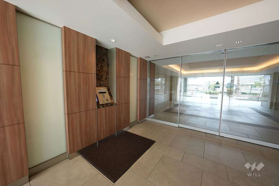 エントランスはオートロックです。