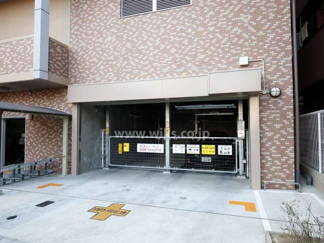 敷地内駐車場（屋内機械式）敷地北側にあり、歩車分離になっています。