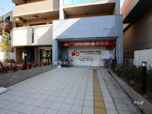 エントランス横、棟内1階に店舗部分があります。