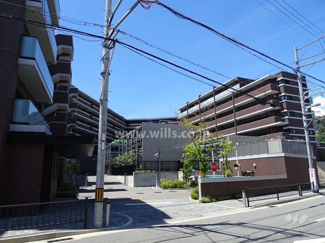 ライオンズ甲陽園グラングレイドの外観（東側から）