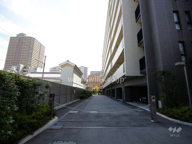駐車場出入り口（ロボットゲート付き）