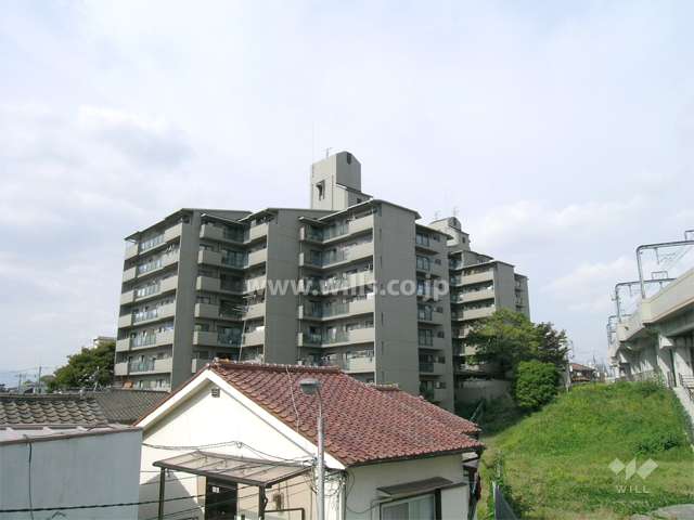 手前がB棟、右奥がA棟です。敷地東側には阪急宝塚線が走っています。