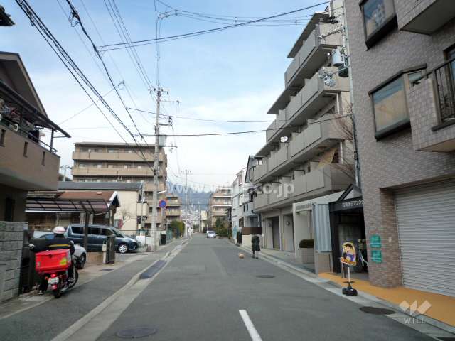 敷地西側の前面道路