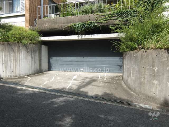 敷地内駐車場の出入り口（シャッター付き）