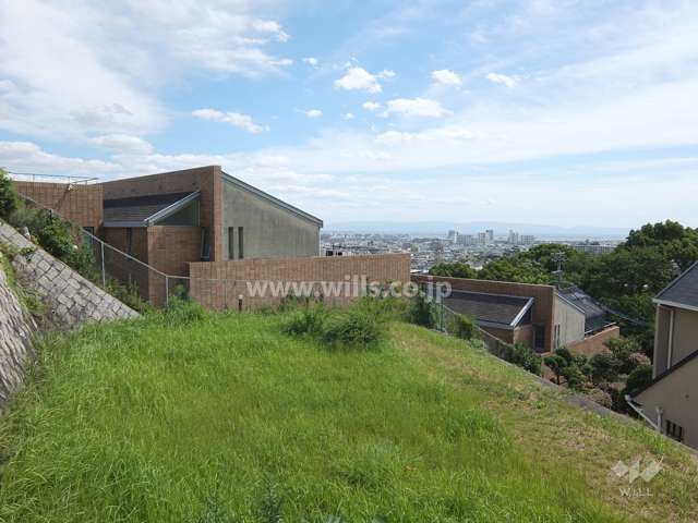 高台の閑静な住宅地にあります。