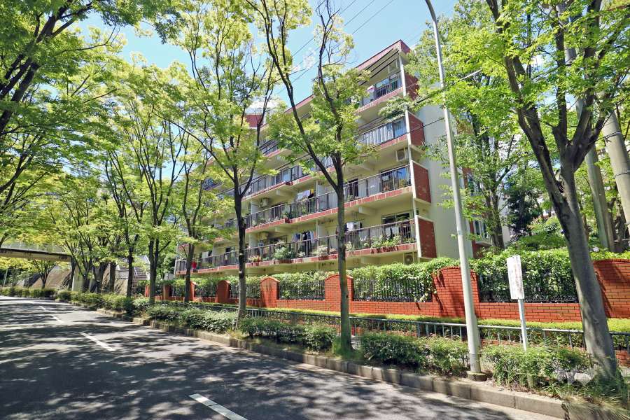 北緑丘第4住宅17号棟の外観（東側より）