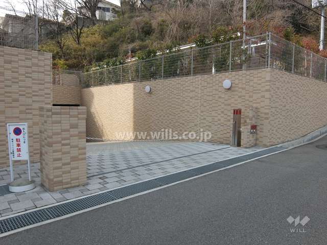駐車場出入り口（ロボットゲート付き）