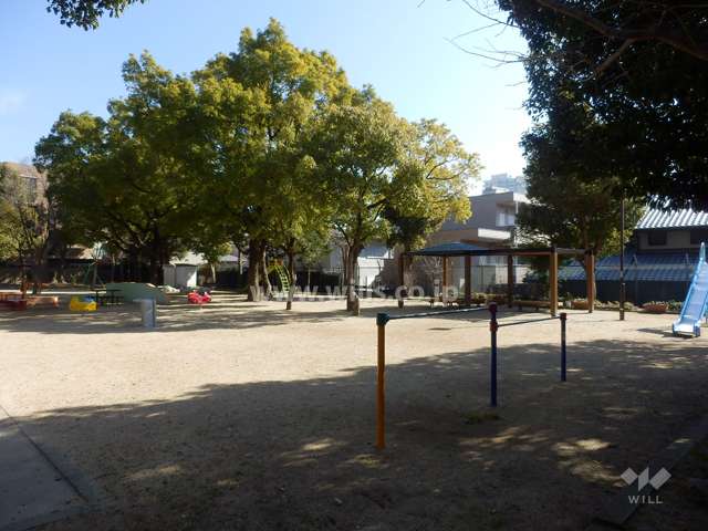 敷地に隣接する小さな公園