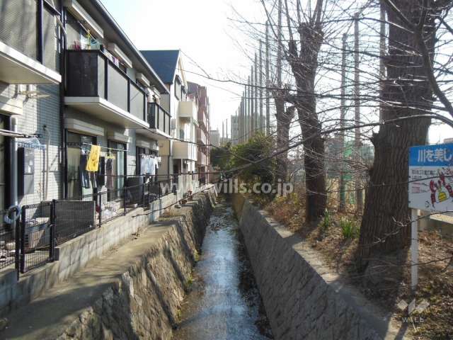 敷地西側は天神川と御影高校のグラウンドです。