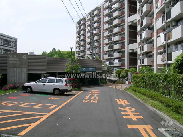 １６号棟の南側には駐車場棟があります。