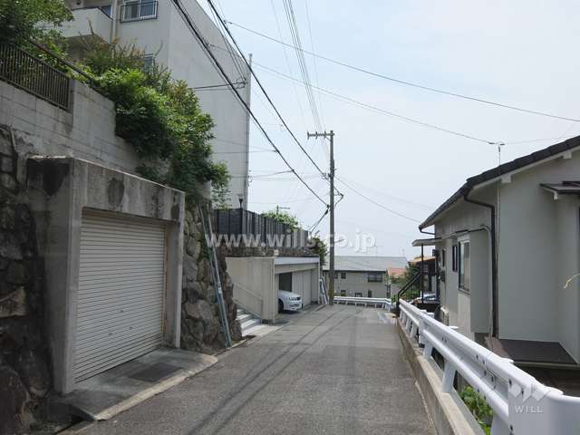 敷地北西側の前面道路（北東側から）