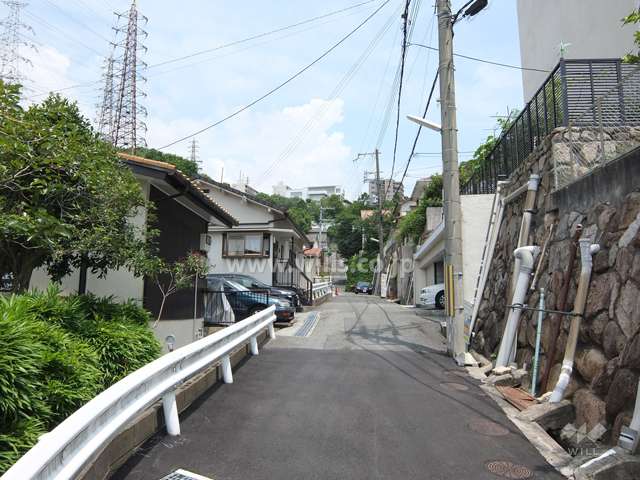 敷地北西側の前面道路（南西側から）