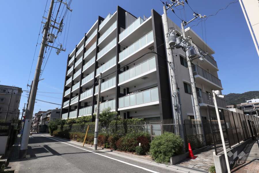 サンクタス甲南山手スティーロレジデンスの外観（南東側から）