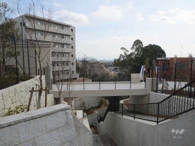 エントランス前には川が流れています。