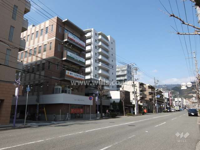 ワコーレ甲南テラスの遠景。周辺は住宅の他、店舗や事務所などが混在ずる街です。