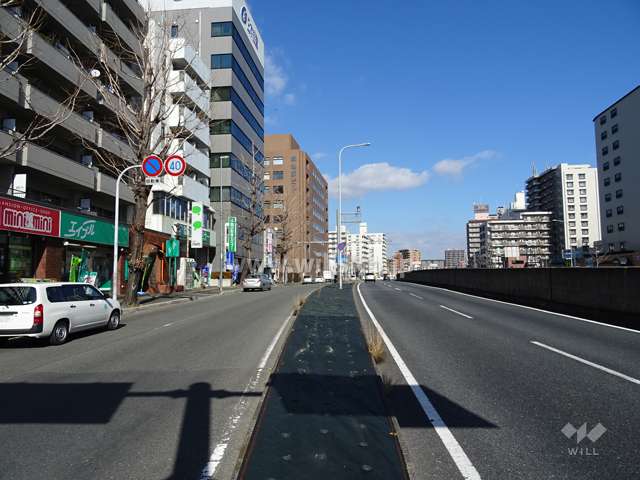 敷地東側は新御堂筋に側道に面しています。