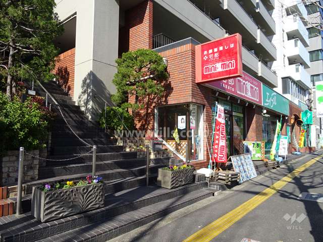 建物1階には店舗が入っています。