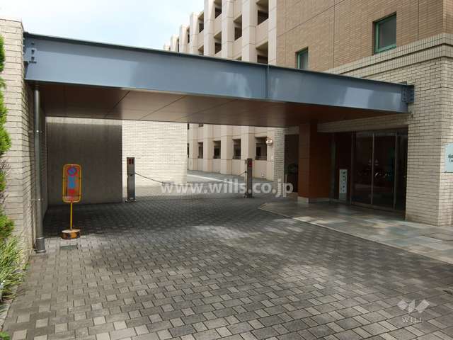 駐車場出入り口（ロボットゲート付き）庇の付いた車寄せスペースにもなっています。