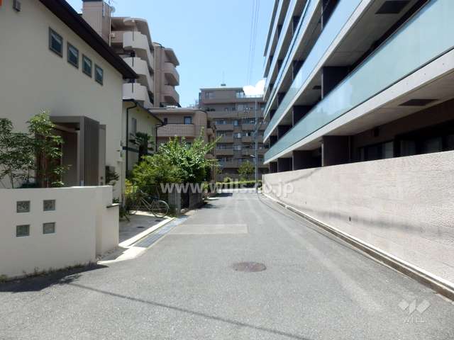 敷地南側の前面道路