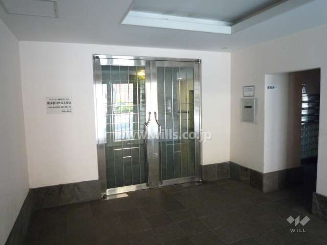 エントランスはオートロック付きです。