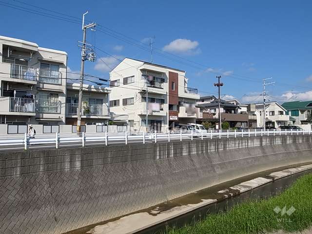 周辺はマンションと一戸建てが混在する静かな住宅地です。