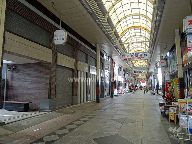 敷地東側の前面道路。甲南本通商店街です。