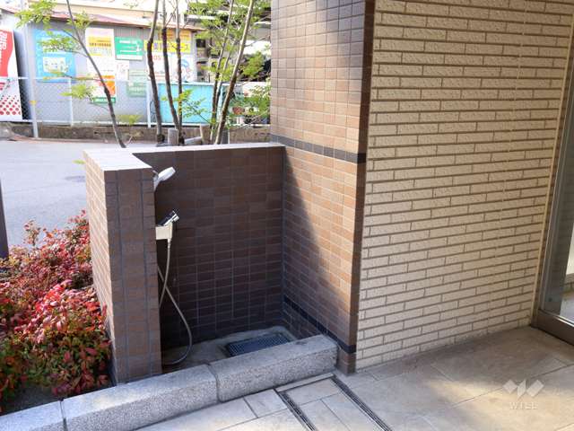 エントランス前にペット足洗い場があります。