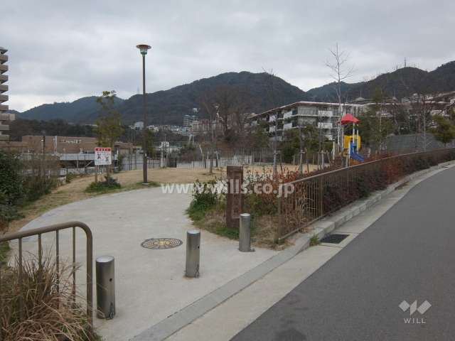 敷地に隣接する小さな公園