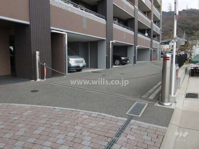 駐車場出入り口（ロボットゲート付き）