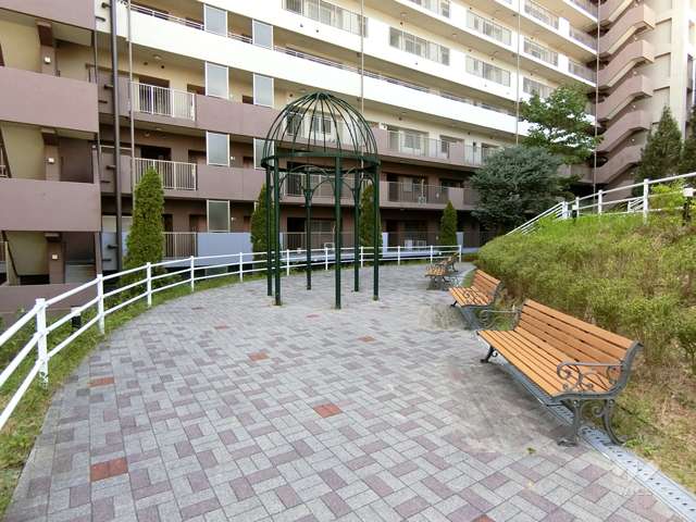 敷地内にはベンチがあります。