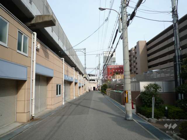 敷地北側の前面道路。阪神本線が通っています。