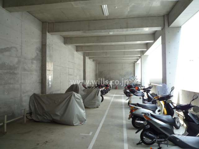 バイク置場と駐輪場