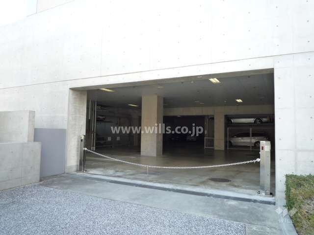 駐車場出入り口にはロボットゲートが設置されています。