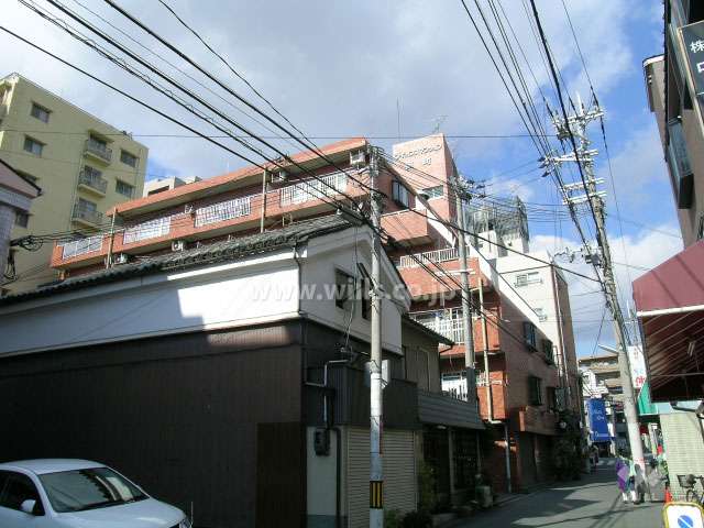 敷地東側は旧能勢街道に面しています。