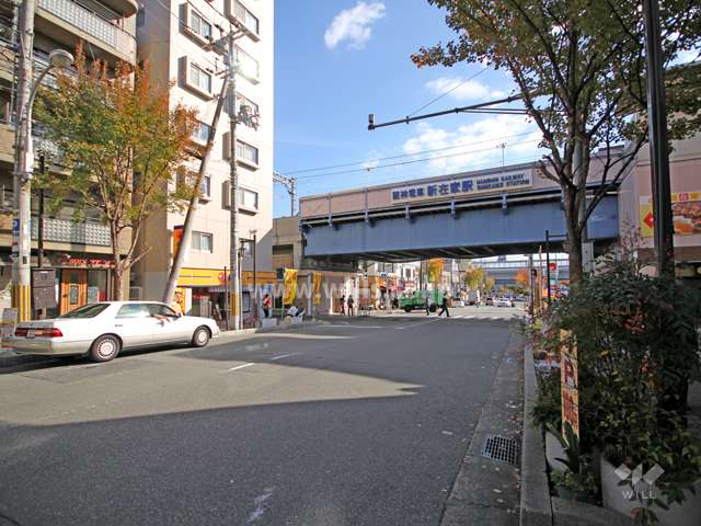 敷地西側の前面道路。すぐ目の前に阪神新在家の駅があります。