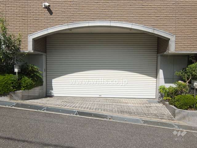 駐車場出入り口（シャッター付き）