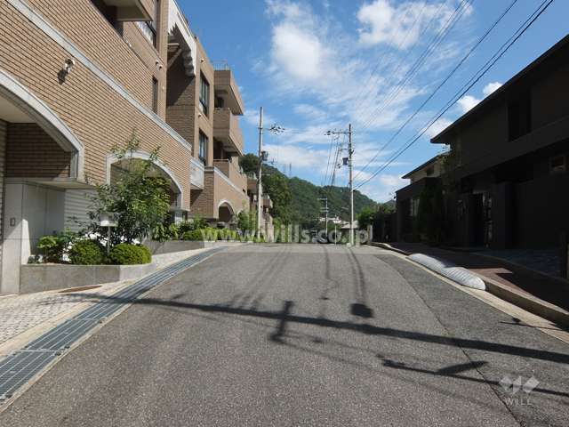 敷地南東側の前面道路（南西側から）