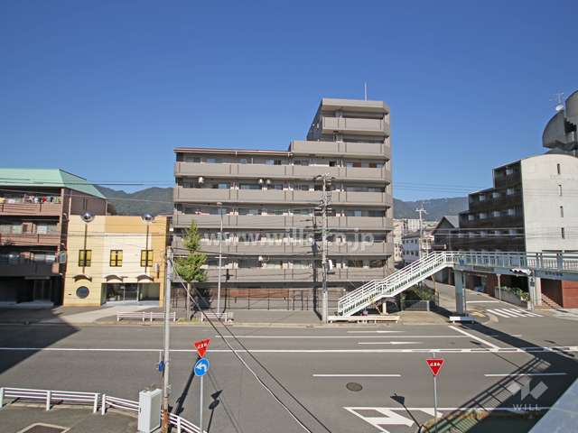 アベルティ灘の遠景。敷地南側には国道2号線が走っています。