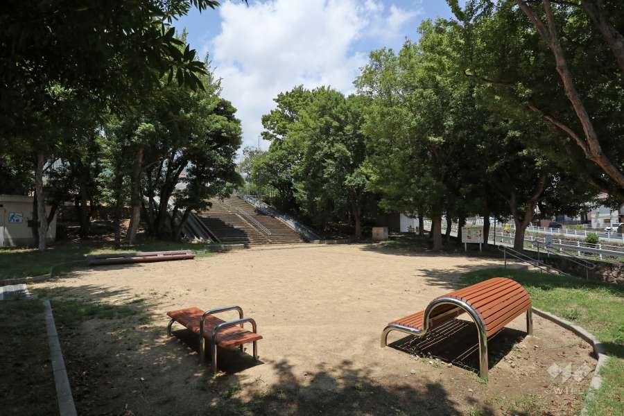 敷地から北東側へ約50ｍの距離に「篠原公園」があります。