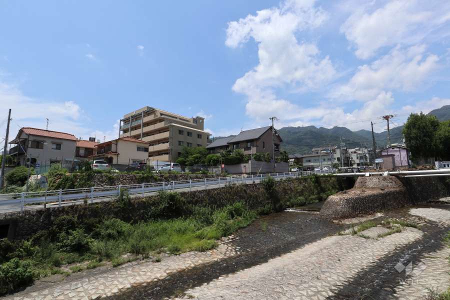 アルファステイツ六甲篠原の遠景。敷地から東側へ約30ｍの距離に都賀川が流れています。