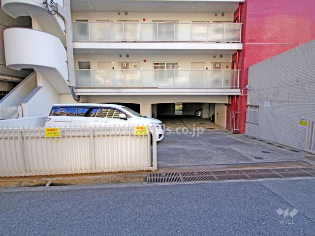 駐車場出入り口