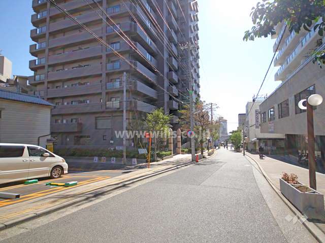 敷地西側の前面道路
