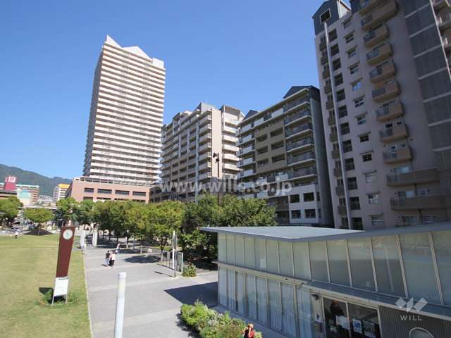ウェルブ六甲道3番街2番館の遠景。